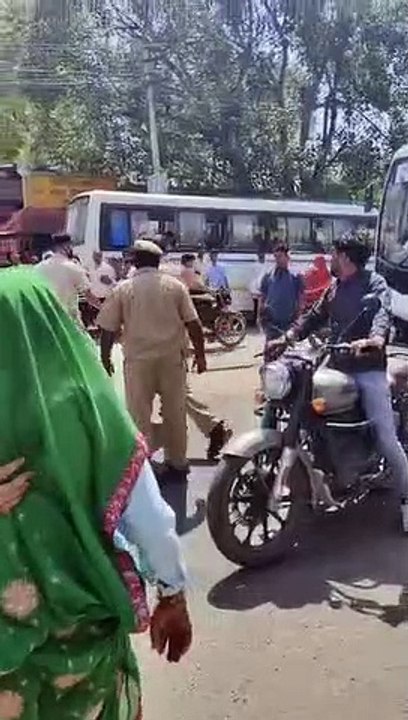 नशे में धुत युवकों ने पुलिसकर्मी से की मारपीट,...