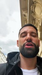"Je suis presque sûr que ma bouche ne part pas du tout en cacahuètes...", a-t-il lâché avec humour.Hugo Manos sur Instagram.