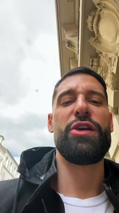 "Je suis presque sûr que ma bouche ne part pas du tout en cacahuètes...", a-t-il lâché avec humour.Hugo Manos sur Instagram.
