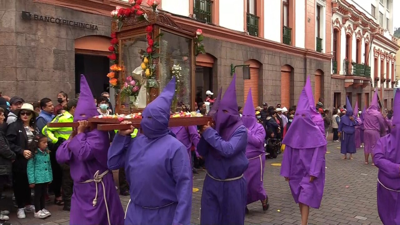 Quito se torna color púrpura durante la procesión "Jesús del Gran Poder"