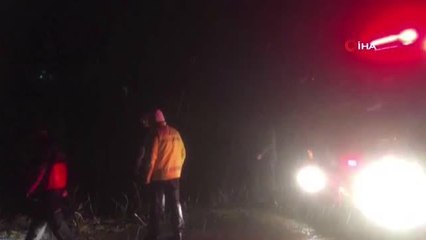 Bayburt'ta karlı yolda otomobil devrildi: 1'i çocuk 3 ölü