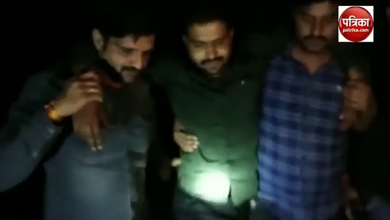 Video Story : झांसी पुलिस और डकैतों के बीच मुठभेड़, 3 बदमाशों के पैर में लगी गोली