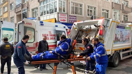 Çöp kamyonu ile kamyonet çarpıştı: Belediye işçisi yaralandı