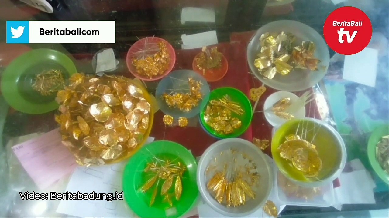 Kerajinan Bunga Emas di Desa Kamasan Klungkung