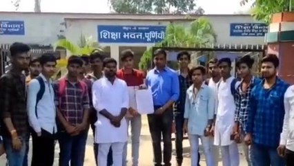 पूर्णिया: SNSY कॉलेज के छात्रों ने प्रबंधक पर रुपये मांगने लगाया आरोप, देखें वीडियो