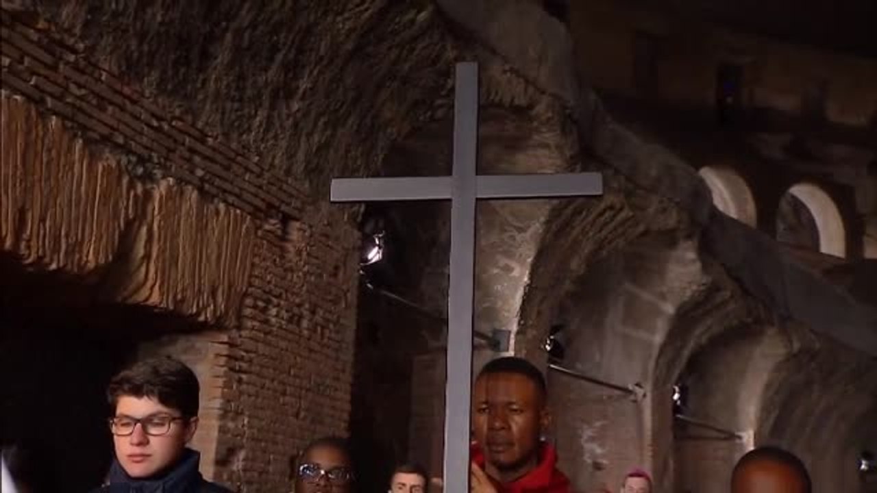El papa no asiste al Viacrucis del Viernes Santo en el Coliseo de Roma por el intenso frío