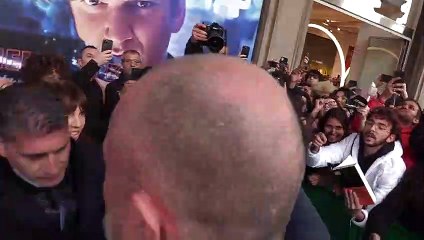 Milano, Tarantino acclamato dalla folla spiazza tutti e rinuncia al dibattito: "Firmo solo i libri"