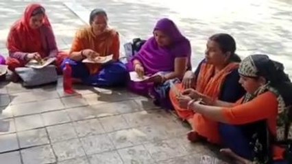 देवास: आशा कार्यकर्ताओं का धरना प्रदर्शन जारी, अपनी मांगों पर अड़ी
