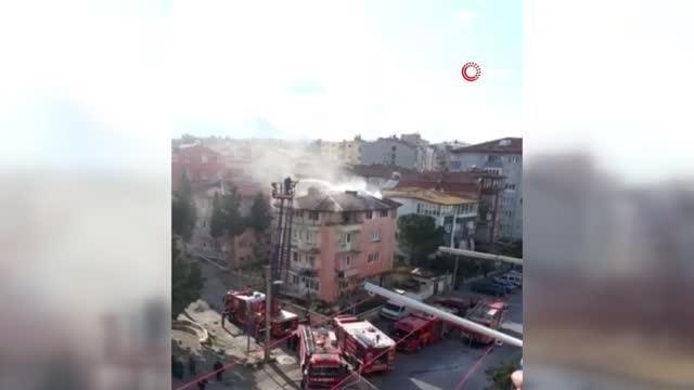 Çatıda başlayan yangın diğer binalara sıçramadan söndürüldü
