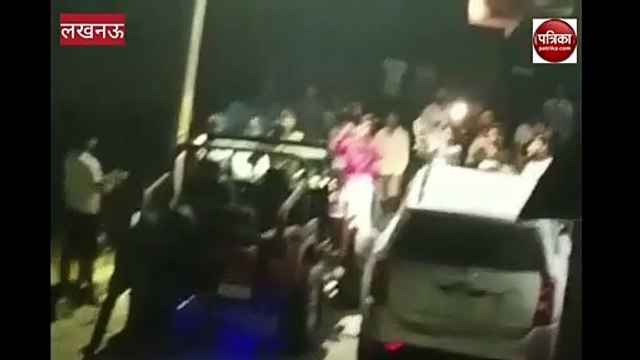 लखनऊ में तलवार से काटा केक, दर्ज हुआ मुकदमा देखें वीडियो