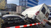 Bağcılar’da kamyon 6 aracı biçti: Kaza anı kamerada