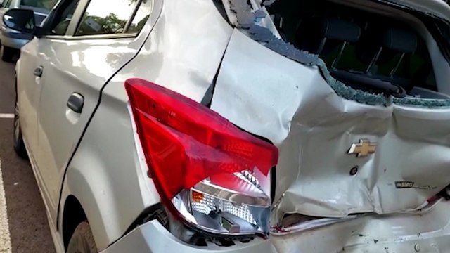 Caminhonete provoca acidente e foge do local; dois veículos ficaram destruídos