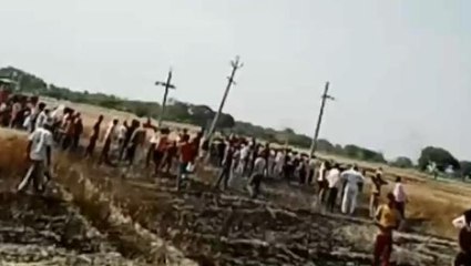 मैनपुरी: भीषण आग में जलकर राख हुई किसानों की सैकड़ों बीघा फसल, देखें वीडियो