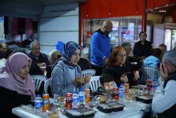 Antalya'da Depremzedeler İftar Yemeğinde Bir Araya Geldi