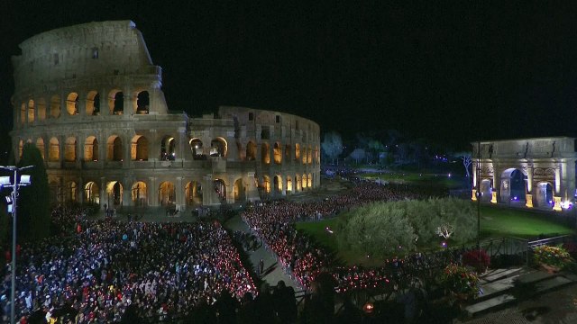 المسيحيون يحيون الجمعة العظيمة في الكولوسيوم