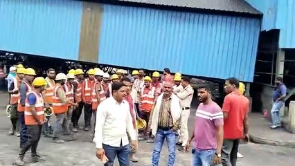 चालू लाइन में कन्वेयर बेल्ट की सफाई, चपेट में आया मजदूर, हालत गंभीर