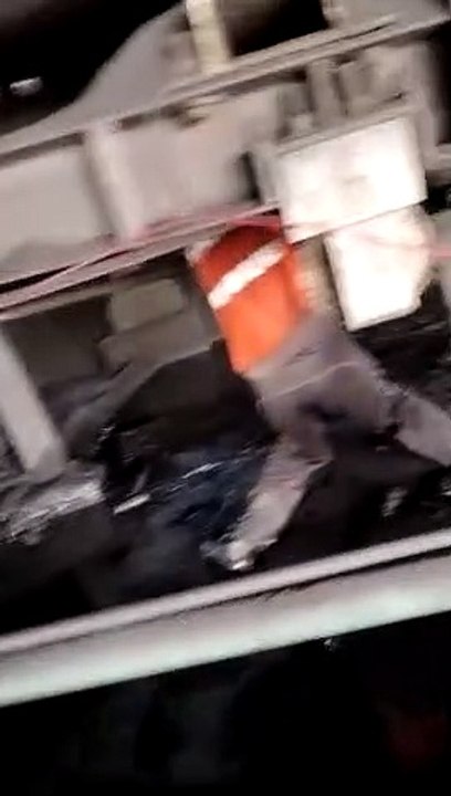 चालू लाइन में कन्वेयर बेल्ट की सफाई, चपेट में आया मजदूर, हालत गंभीर