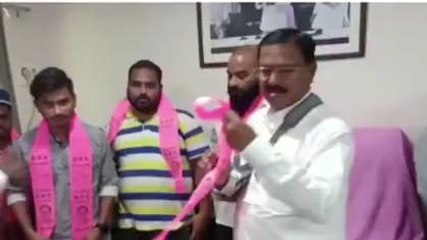 వనపర్తి: కాంగ్రెస్ నాయకులకు గులాబీ కండువా కప్పిన మంత్రి