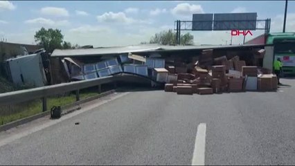 EDİRNE'DE BEYAZ EŞYA YÜKLÜ TIR PARK HALİNDEKİ KAMYONETE ÇARPTI