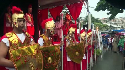 La Via Crucis nella favela brasiliana violenta