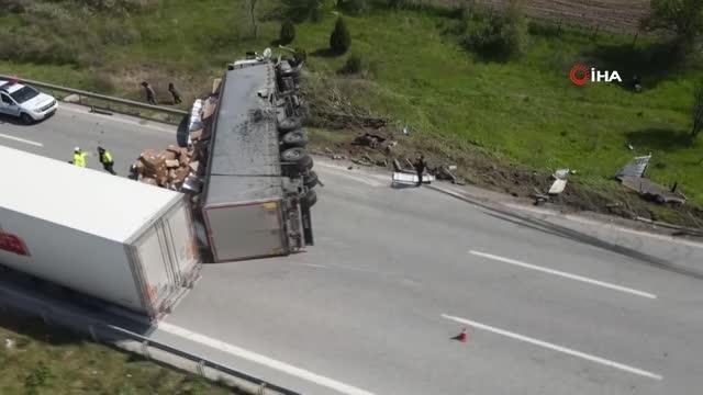 Seyir halindeki tır emniyet şeridindeki kamyoneti biçti