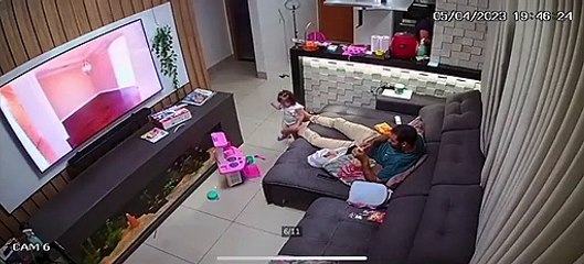 Panela de pressão explode e pai se joga para proteger filha; vídeo
