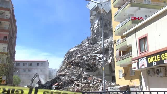 DİYARBAKIR'DA BİR KISMI ÇÖKEN AĞIR HASARLI BİNADA KONTROLLÜ YIKIM SÜRÜYOR