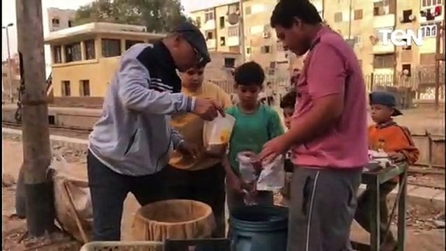 المنايفة حطموا أسطورة الشراقوة.. شباب أشمون يوزعون وجبات إفطار علي المسافرين بـ «القطار» يوميًا