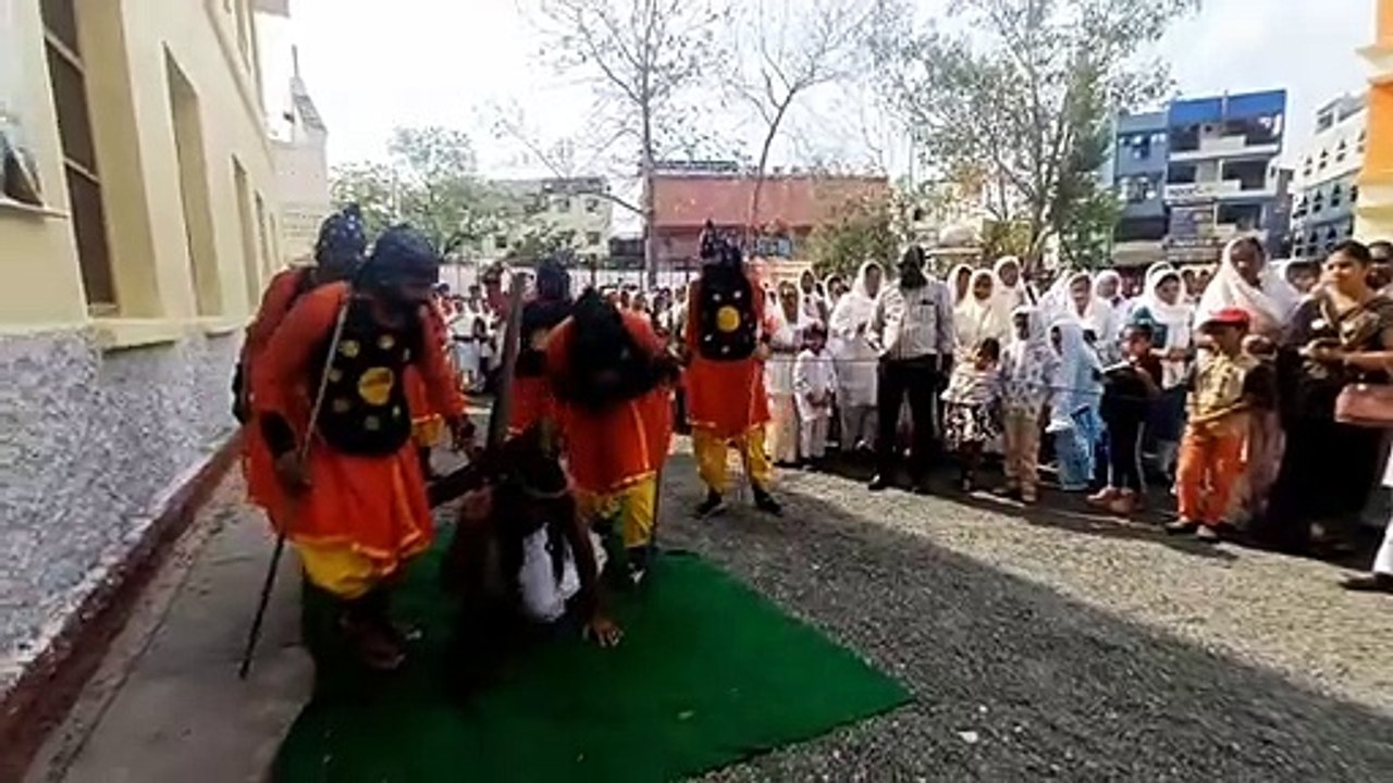 प्रभु यीशु को क्रूस पर चढ़ाया, हर आंख से गिरे आंसू