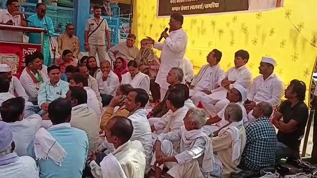 राहुल गांधी के पक्ष में कांग्रेसियों ने किया सत्याग्रह