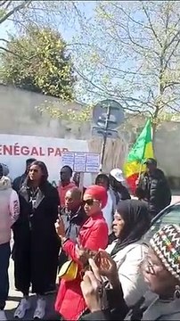 Manifestation spontanée en France : des africains appellent à aller déloger Macky Sall, comme il l’avait fait contre Wade, si….