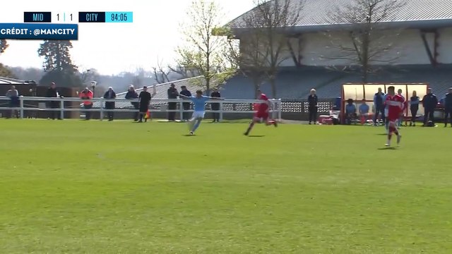 L'énorme coup du scorpion de ce joueur des U18 de Manchester City !