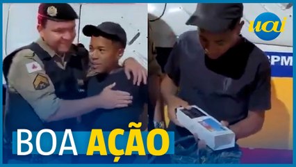 Adolescente acha celular na rua, devolve e ganha um novo
