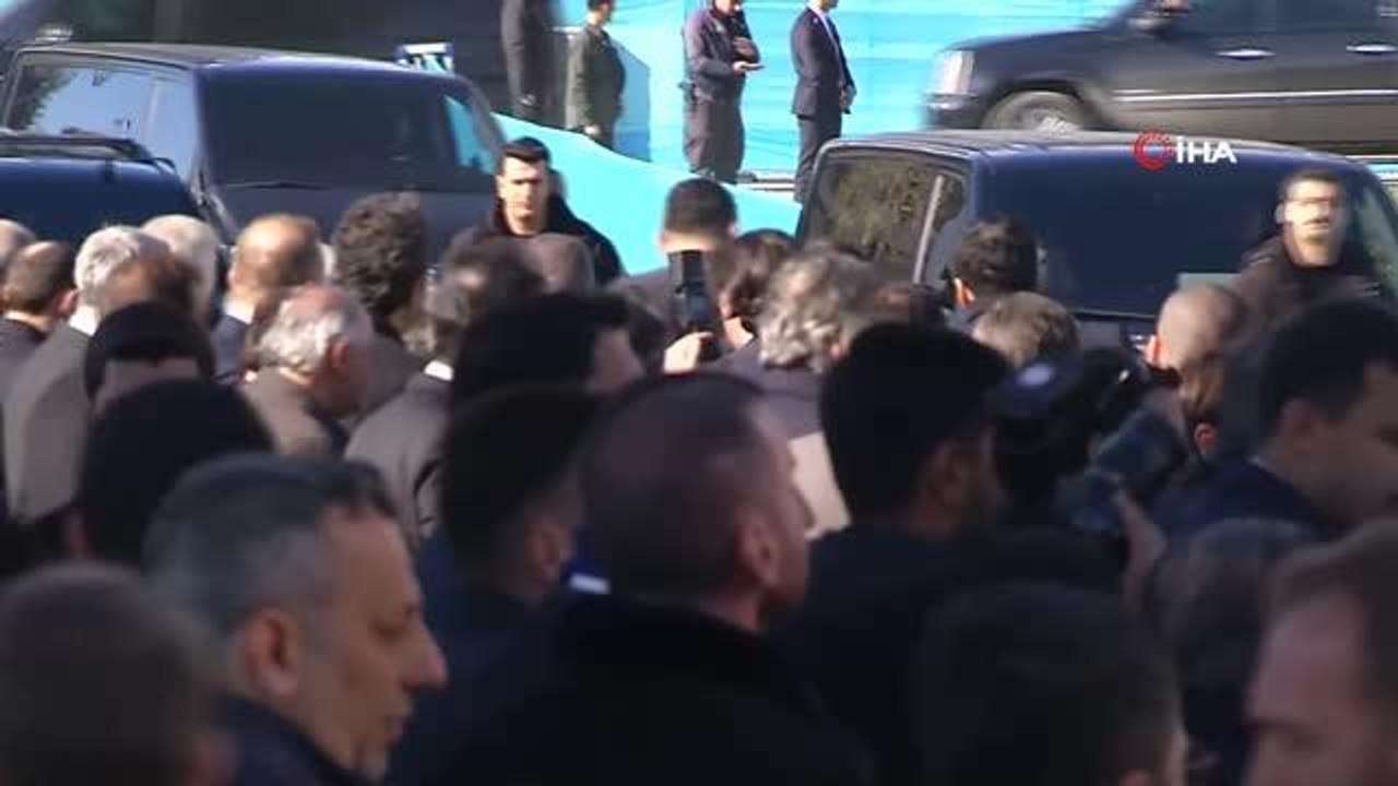 Cumhurbaşkanı Recep Tayyip Erdoğan: "Kıblesi Kabe olmayanın artık seccadesi nereye bakar bilemem"