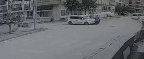 Hafif ticari araç ile motosikletin çarpıştığı kaza kamerada: 2 yaralı