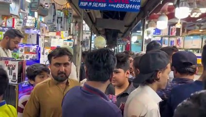 bacha iphone 11 pro lenay aya hai