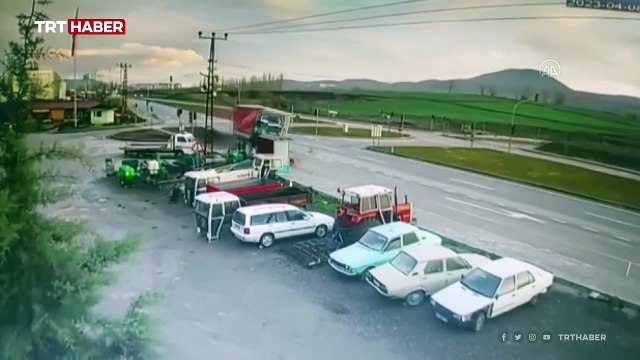 Devrilen tır çok sayıda araca çarptı: O anlar kamerada