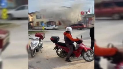 Video herunterladen: Bursa'da seyir halindeki otomobil alevlere teslim oldu