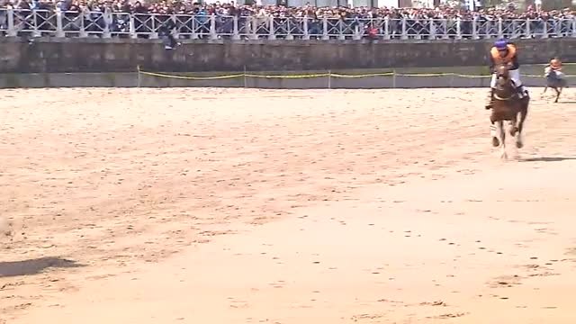 Ribadesella celebra en un escenario sinigual sus espectaculares carreras de caballos