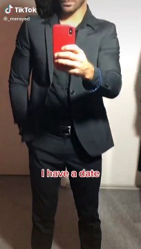 Gatita ayuda a su amo a verse espectacular antes de una cita romántica.