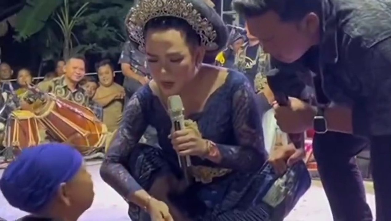 Miss dalem karawang bintang panggung penyayi pelawak - Video Dailymotion