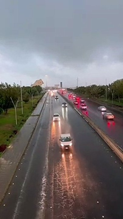 أمطار غزيرة تشهدها "الطائف".. و70 فِرقة ميدانية من الأمانة باشرت الحالة