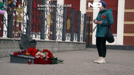 شاهد: عام على قصف كراماتورسك.. أوكرانيون يضعون الزهور على النصب التذكارية