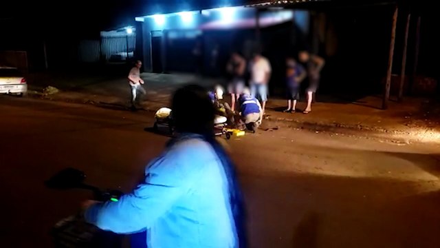 Homem cai e bate a cabeça no meio-fio