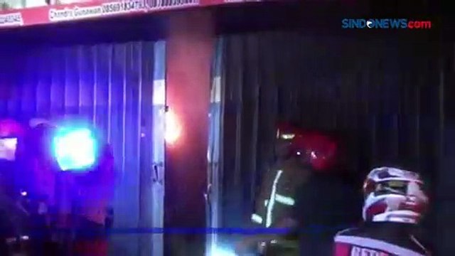 Evakuasi 2 Penghuni Ruko yang Terbakar di Pasar Baru Probolinggo Dramatis
