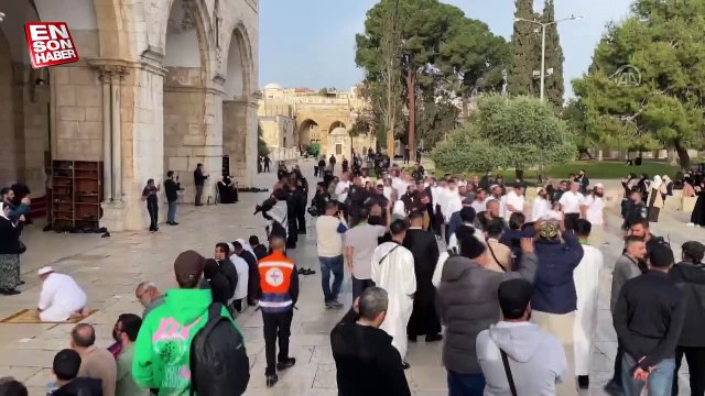 Yahudi yerleşimciler İsrail polisi eşliğinde Mescid-i Aksa'ya baskın düzenledi