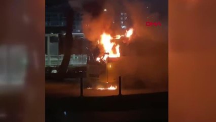 İSTANBUL-FATİH'TE ALEV ALEV YANAN MİDİBÜSE TANKERİ İLE MÜDAHALE ETTİ