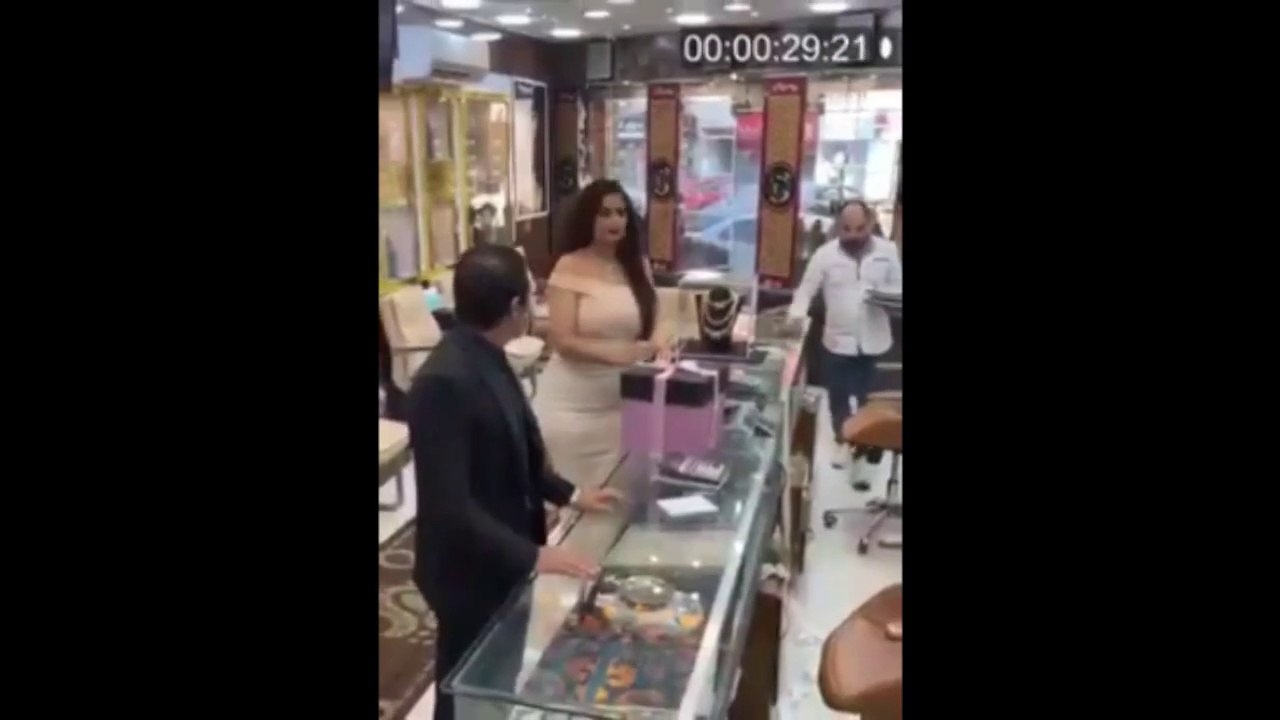 Inept Robber: Foiled by Quick-Thinking Cashier