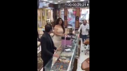 Inept Robber: Foiled by Quick-Thinking Cashier