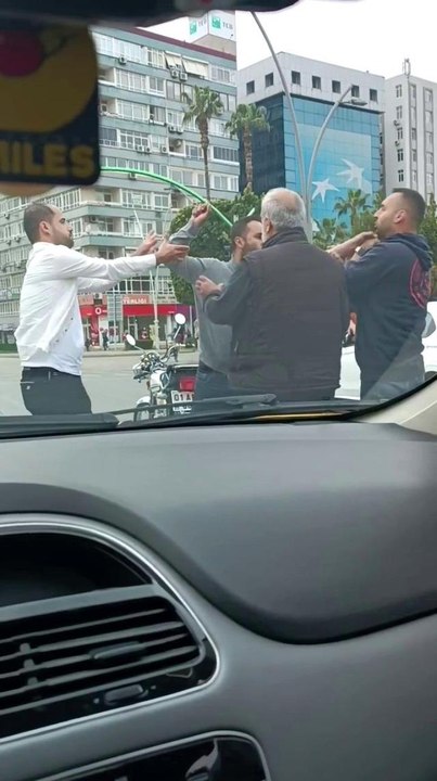 Trafikte yol verme tartışmasında bıçaklı saldırı cep telefonu kamerasında